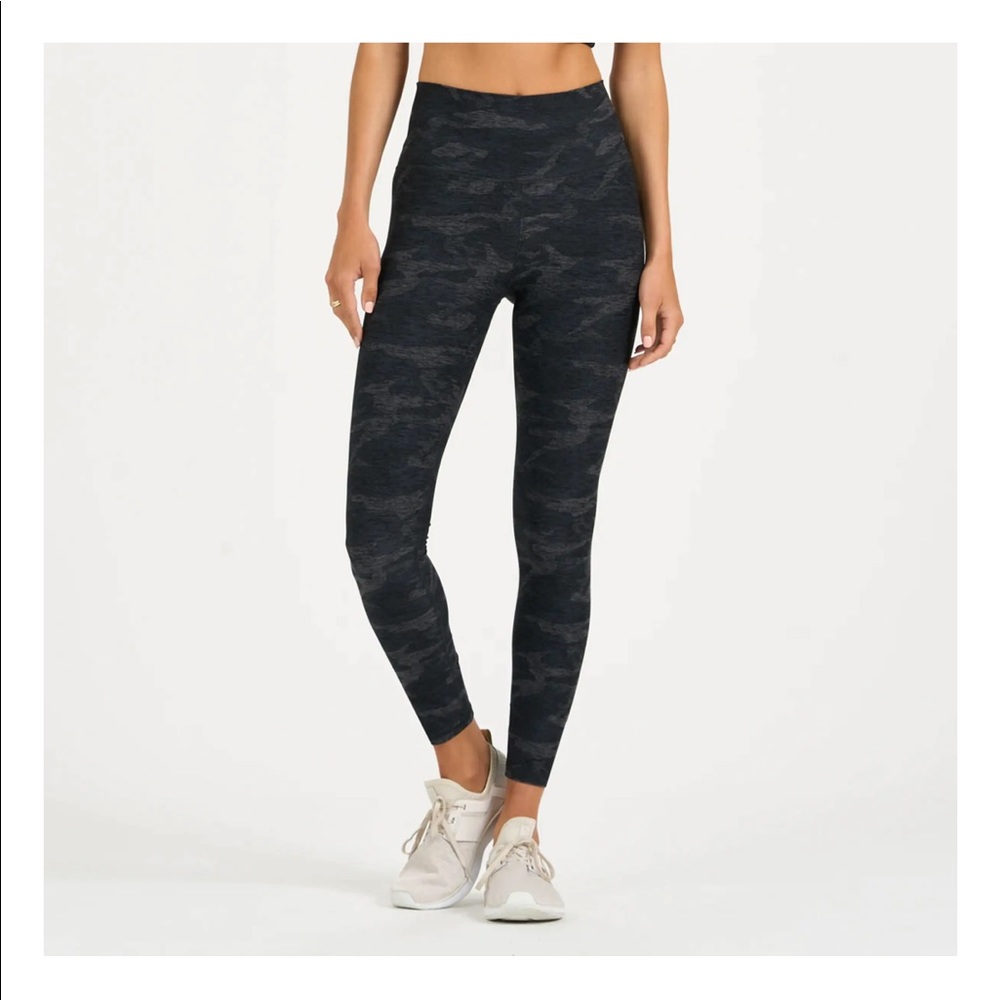 VUORI Clean Elevation Legging size XS camo NWT